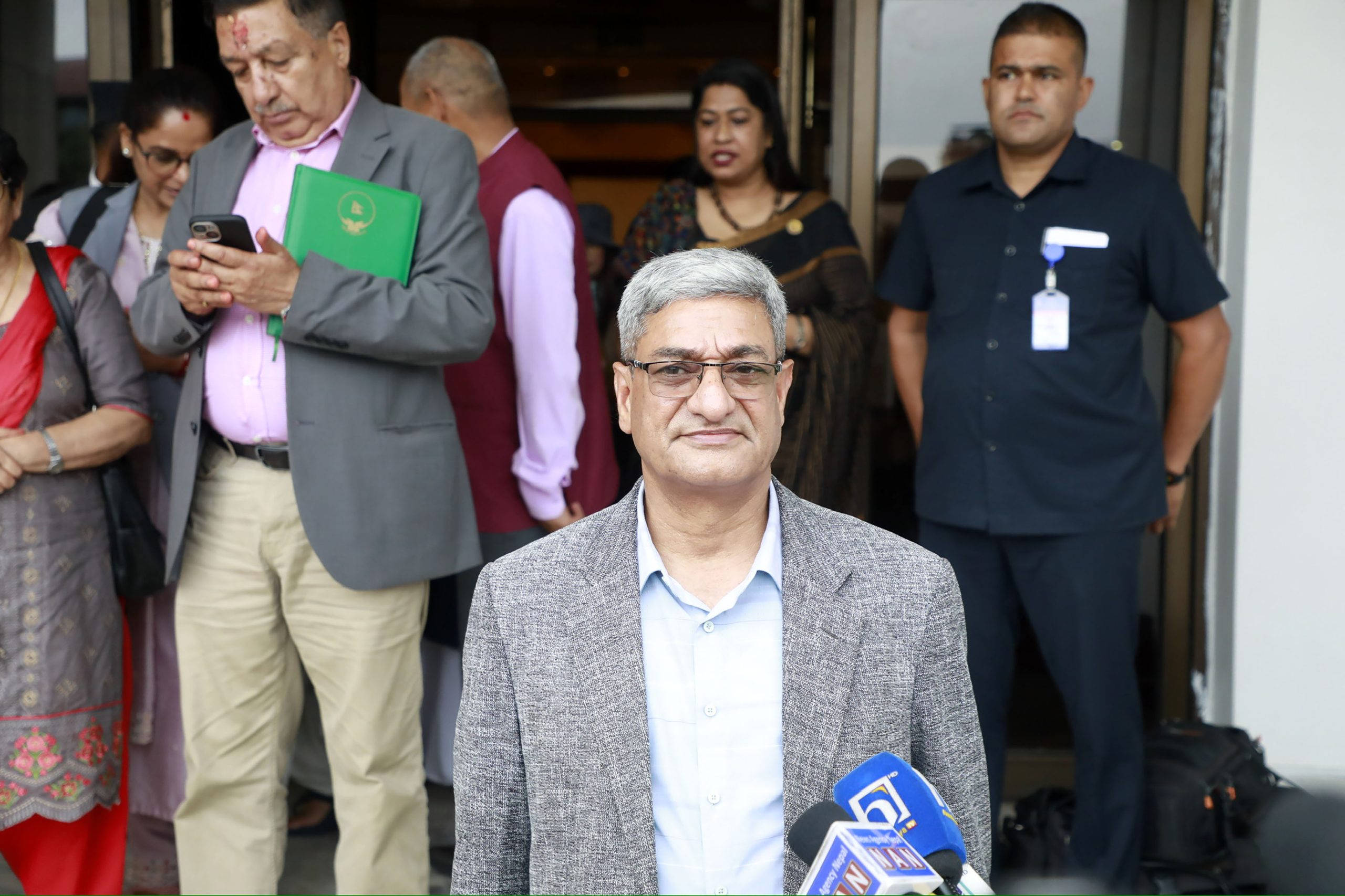 प्रधानमन्त्रीले राख्ने विश्वासको मतको प्रस्तावको विपक्षमा मतदान गर्न कांग्रेसको ह्वीप