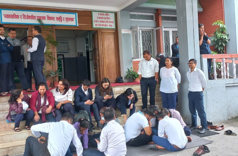 पदोन्नति नपाएका कर्मचारी मन्त्रालयको मुलद्वारमा लुडो खेलेर दुई घण्टा बिताउँदै