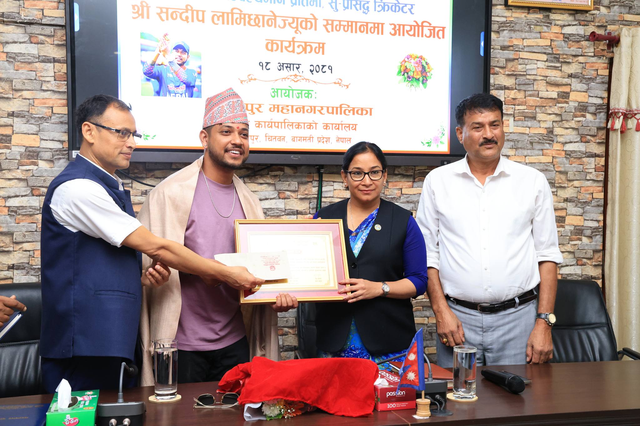 भरतपुर महानगरद्वारा क्रिकेटर सन्दीप लामिछानेको सम्मान