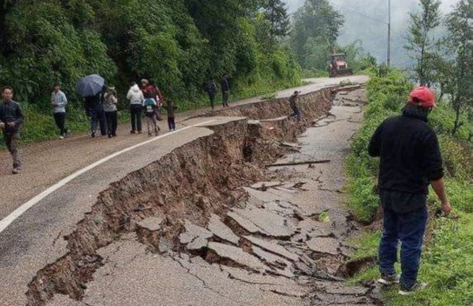 अविरल वर्षा हुँदा भोजपुरमा भासियो सडक