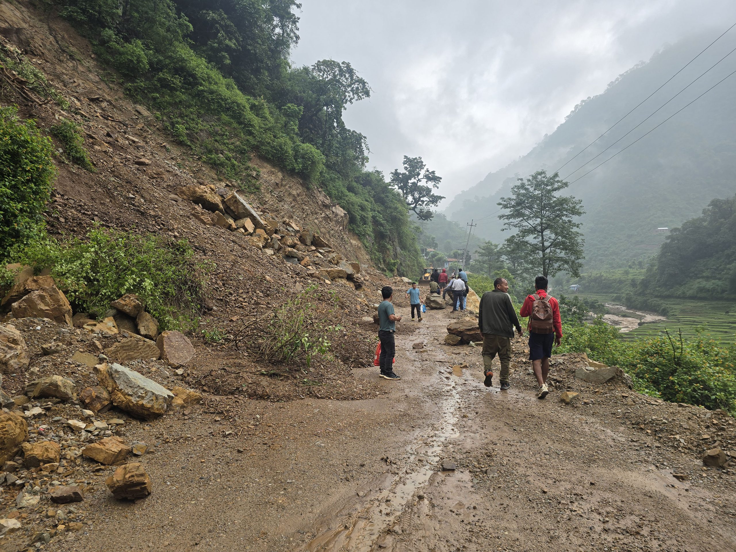 देशभर वर्षा भइरहेकाले सडकको अवस्था बुझेर मात्रै यात्रा गर्न प्रहरीको अनुरोध