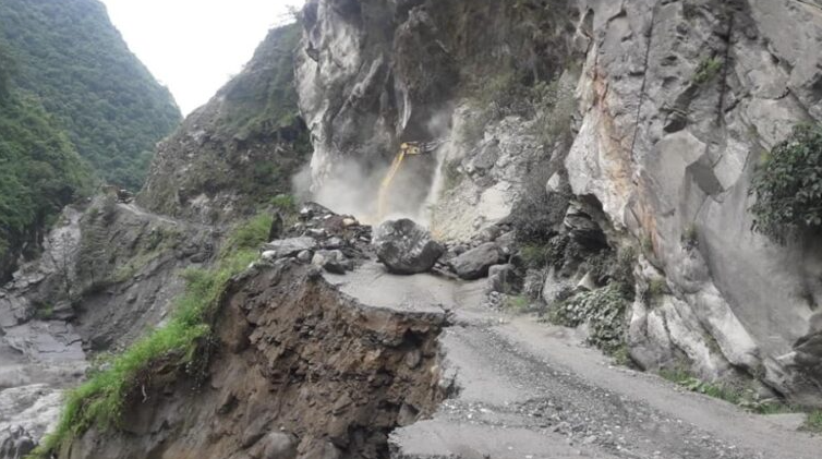 बर्षात्सँगै पहिरो खस्न थालेपछि बेनी–जोमसोम सडकमा यातायात सेवा प्रभावित