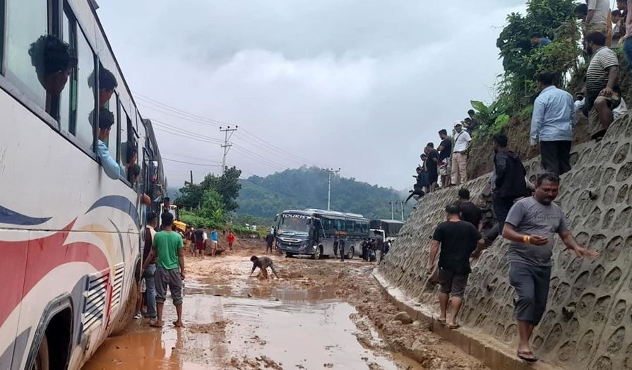 १४ घण्टादेखि मध्यपहाडी लोकमार्ग अवरुद्ध, यात्रु अलपत्र