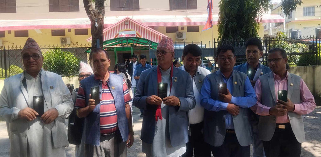 सुदूरपश्चिम सरकार हराएको भन्दै विपक्षी दलद्वारा दिउँसै टर्च बालेर खोजी