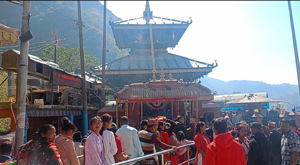 प्रसिद्ध सुपा देउराली मन्दिरको पुरानो जीर्ण मूर्ति त्रिवेणीमा विसर्जन