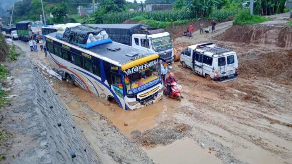 वर्षाले तनहुँका ग्रामीण सडकको बेहाल