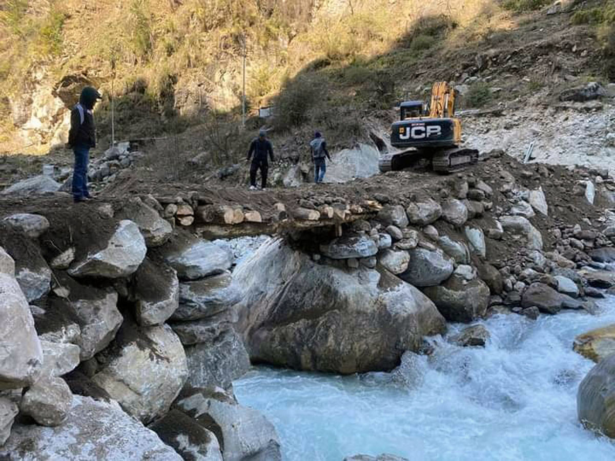 तिमाङ खोलामा काठेपुल निर्माण, यातायात सेवा सञ्चालन