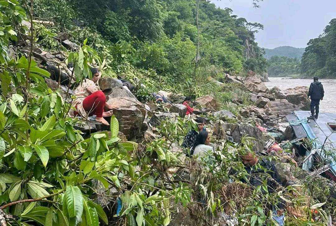 मर्स्याङ्दीमा बस खस्दा १४ जनाको मृत्यु