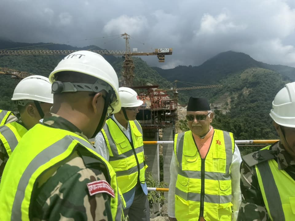 प्रधानमन्त्री ओलीद्वारा काठमाडौँ–तराई द्रूतमार्गको धेद्रे सुरुङ ‘ब्रेक थ्रु’