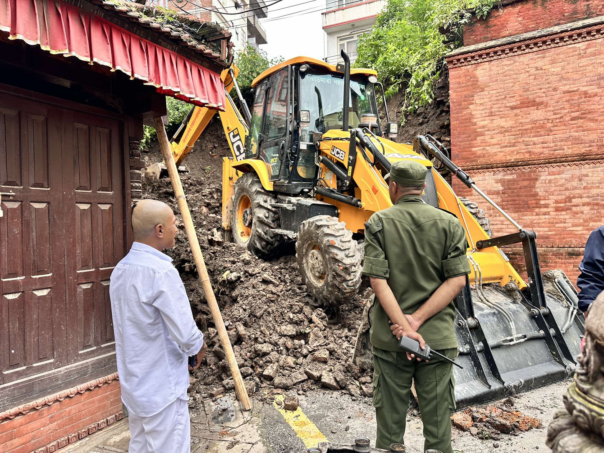 भत्कियो गगनसिंह दरवारको दक्षिण मोहडाको ३० फिटे पर्खाल