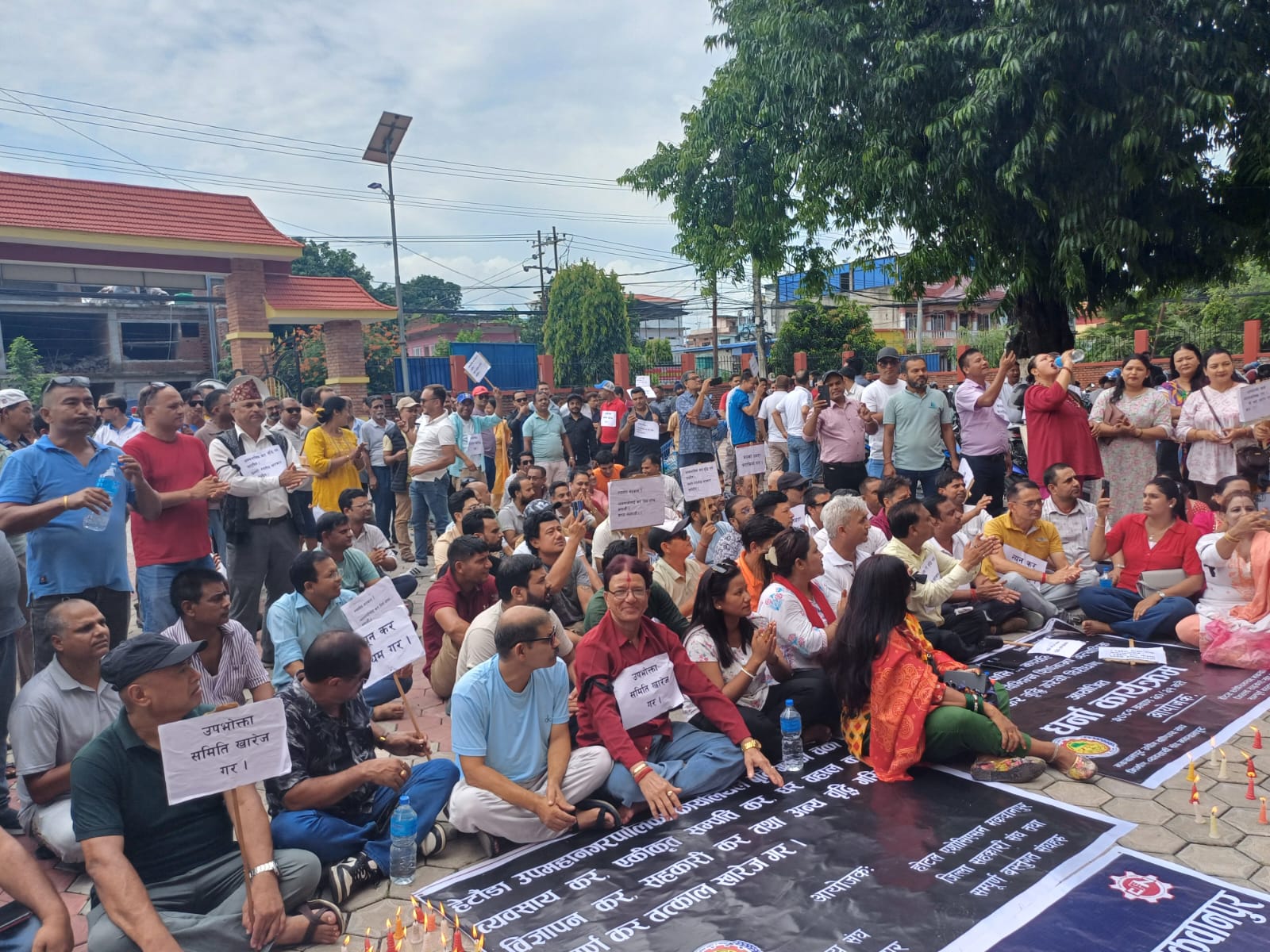 हेटौंडाका व्यवसायीले व्यवसाय बन्द गरेर उपमहानगरलाई बुझाए साँचो