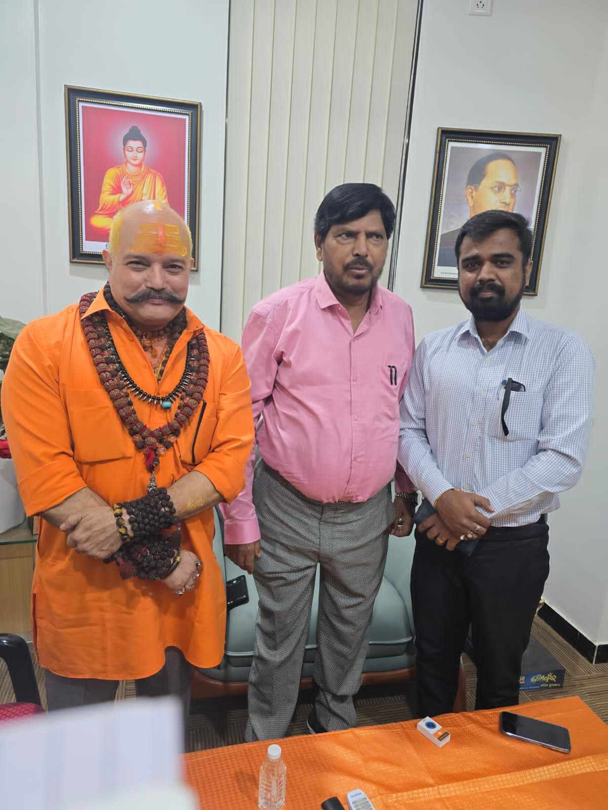 रिपब्लिक पार्टी अफ ईन्डियाले नेपाललाई दुई वटा एम्बुलेन्स दिने