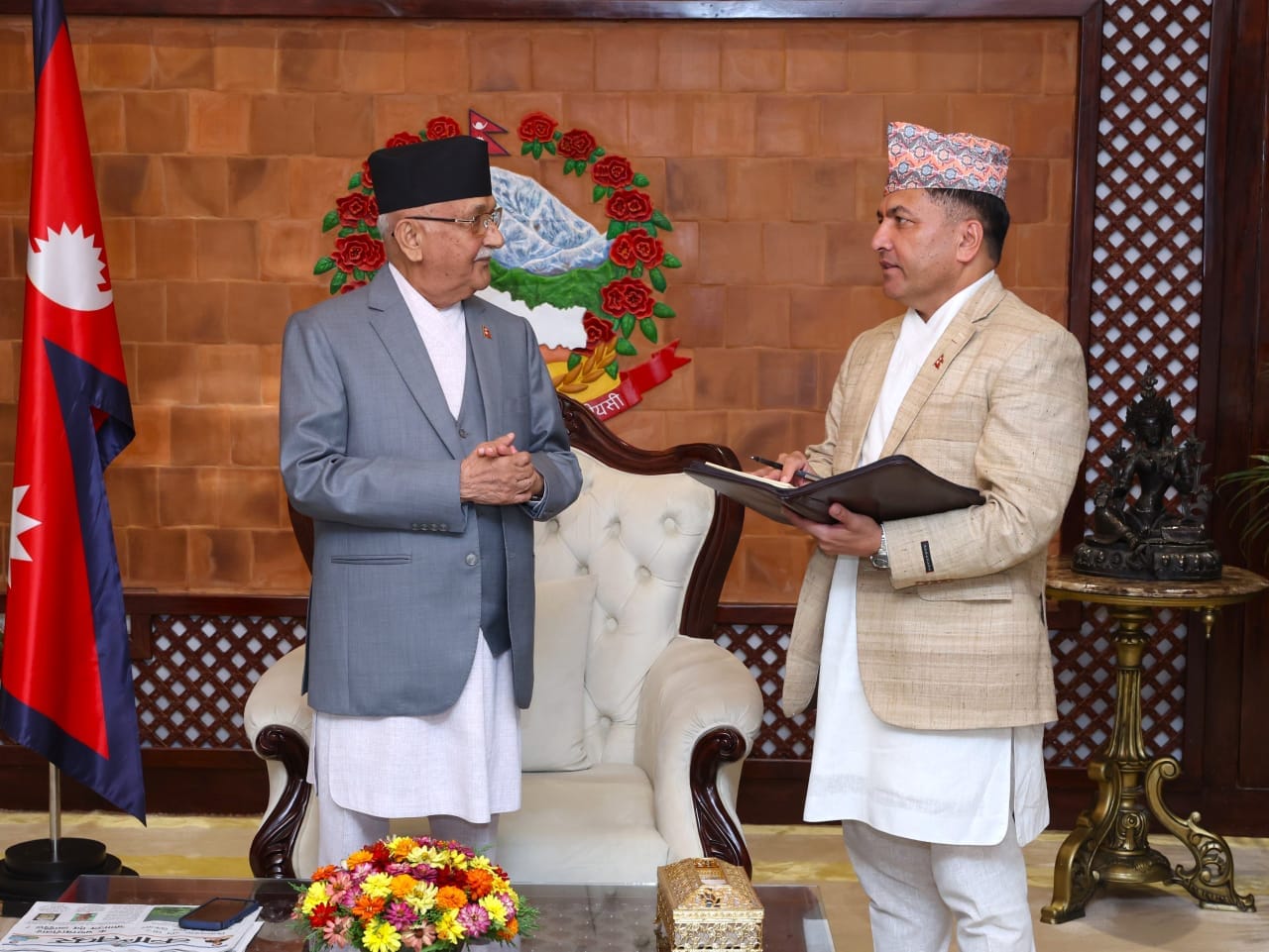 कर्मचारी प्रशासनलाई चुस्त बनाउन नवनियुक्त मुख्यसचिव अर्याललाई प्रधानमन्त्रीको सुझाव