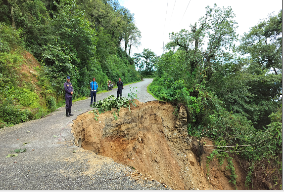 मङ्गलसेन–ठाटीखाँद सडकखण्ड पहिरोले अवरुद्ध