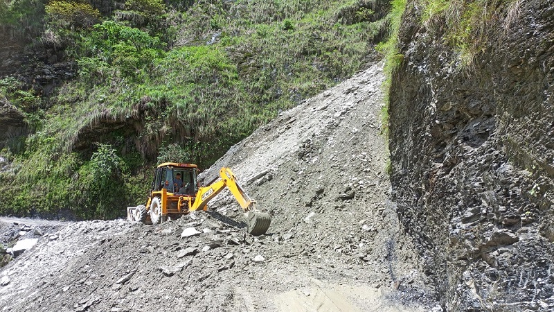 पहिरोका कारण बेनी–दरबाङ सडक अवरुद्ध