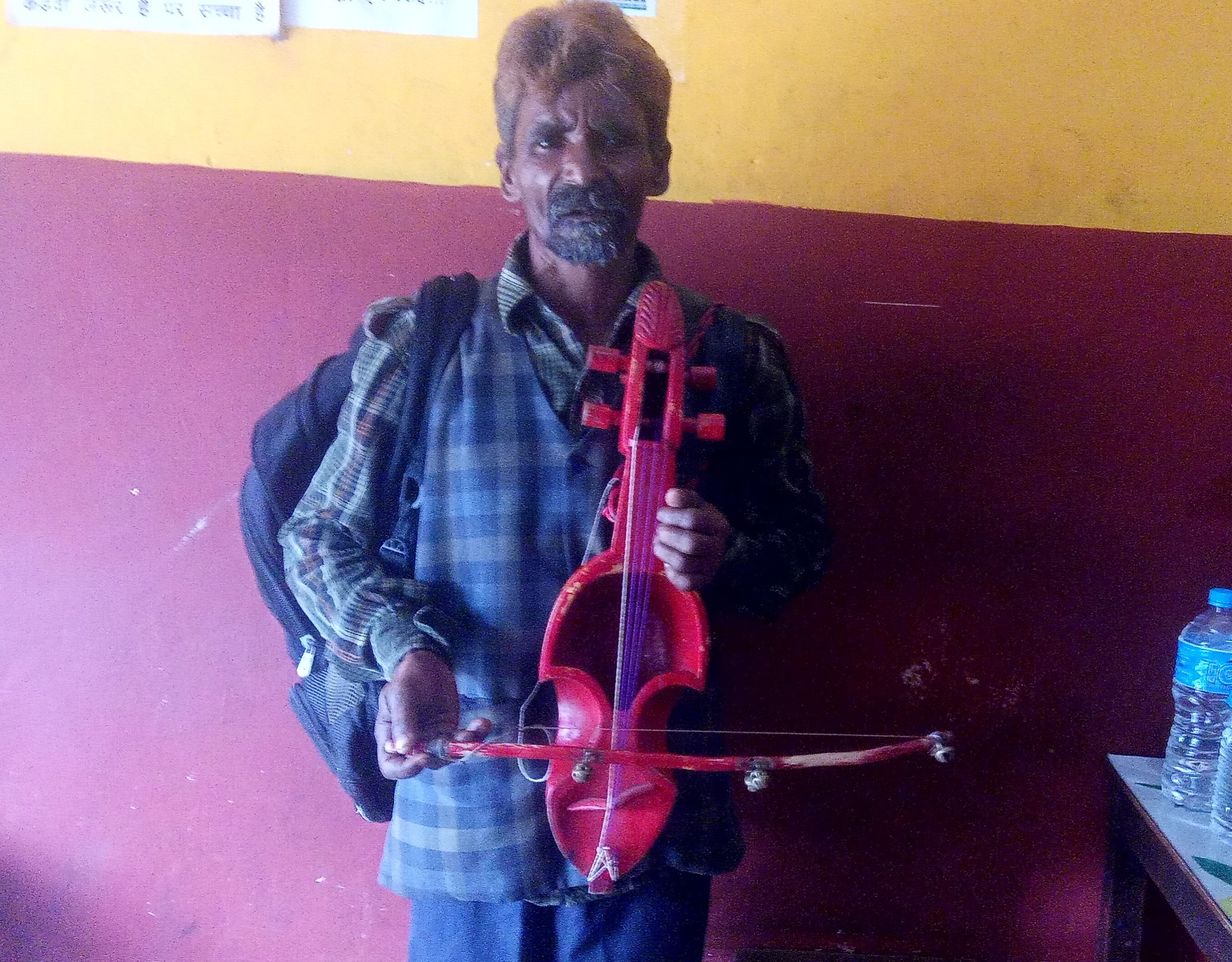 सारङ्गी रेटेर जीवीका चलाउँदै डम्बर