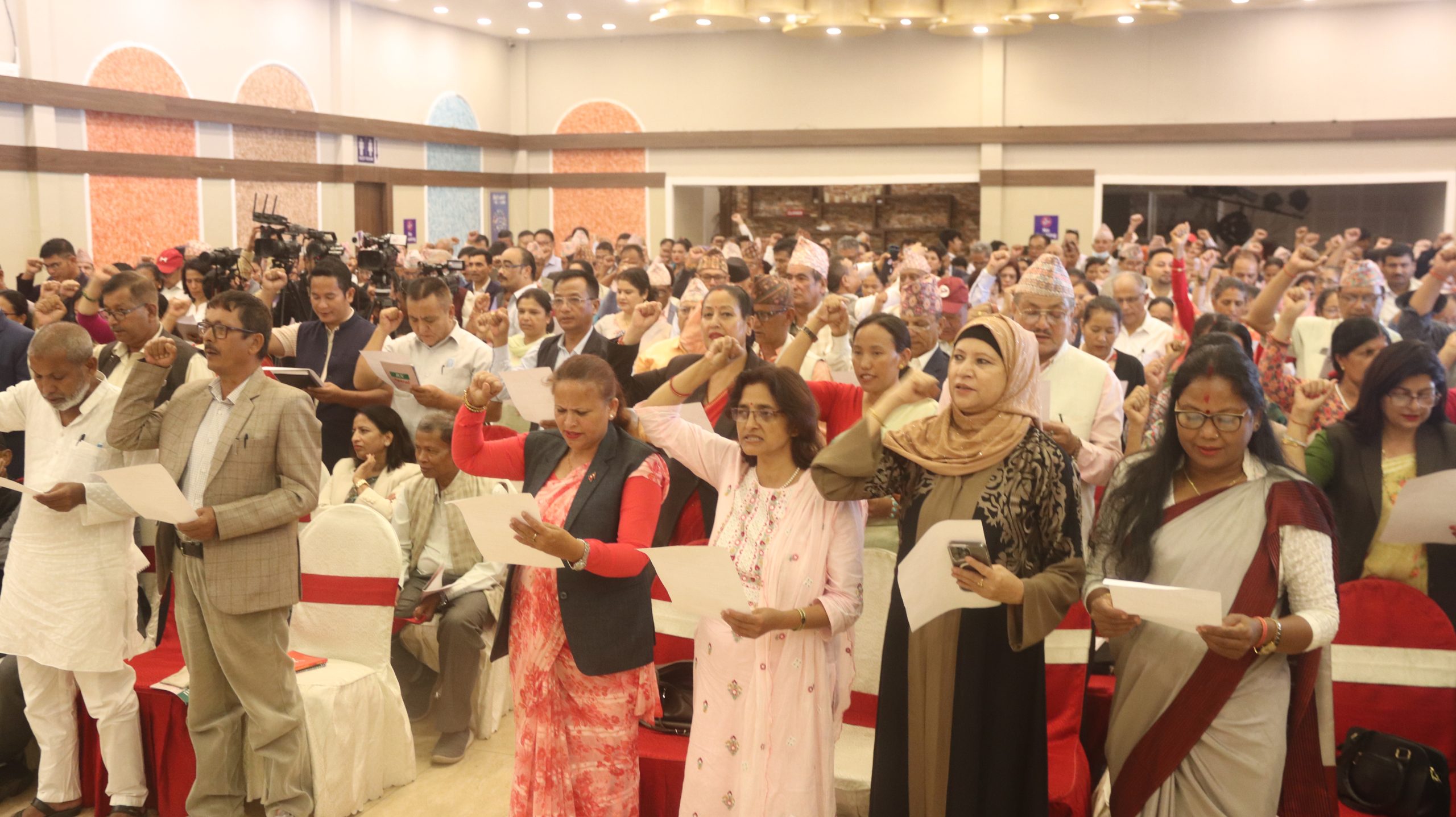 एकीकृत समाजवादीका दुई सय ५१ केन्द्रीय सदस्यले लिए शपथ