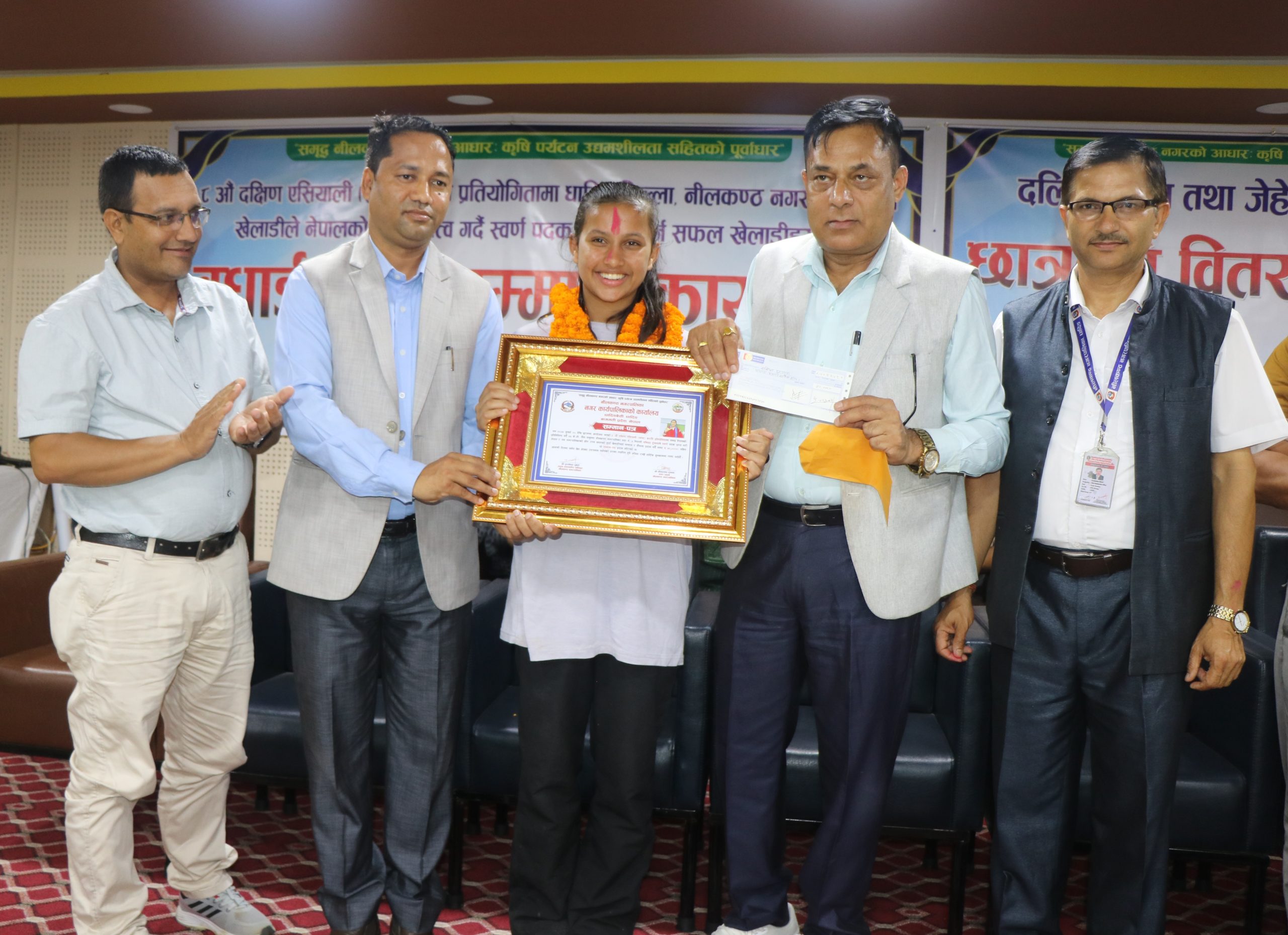 कराँतेमा स्वर्ण पदक दिलाउन सफल दुई खेलाडीलाई नगदसहित सम्मान