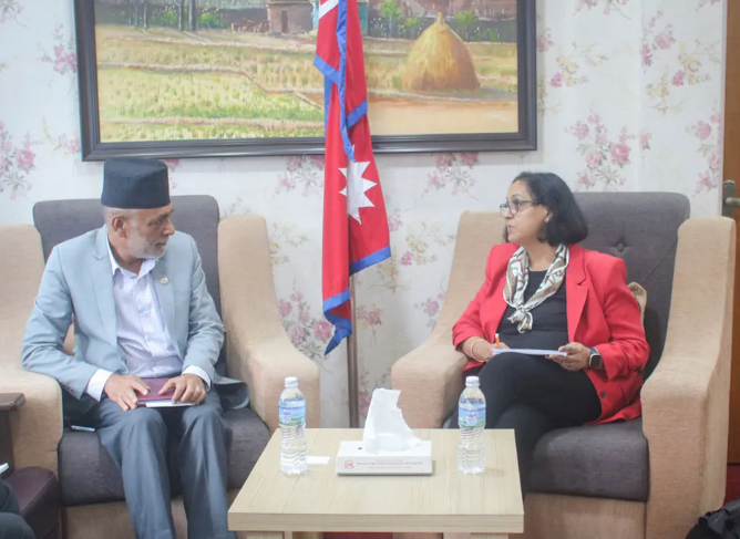 कृषिमन्त्री अधिकारीसँग आइफाड निर्देशकको शिष्टाचार भेट, कृषि लगानी दशकमा सहयोग गर्न आग्रह