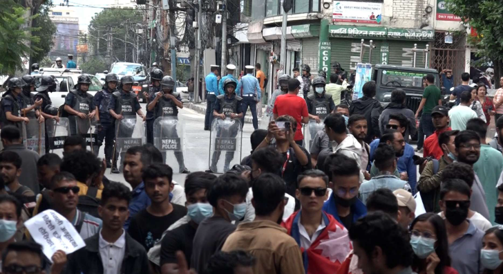 भ्रष्टाचारको अनुसन्धानमा हदम्याद नराख्न माग गर्दै बालुवाटारमा प्रदर्शन