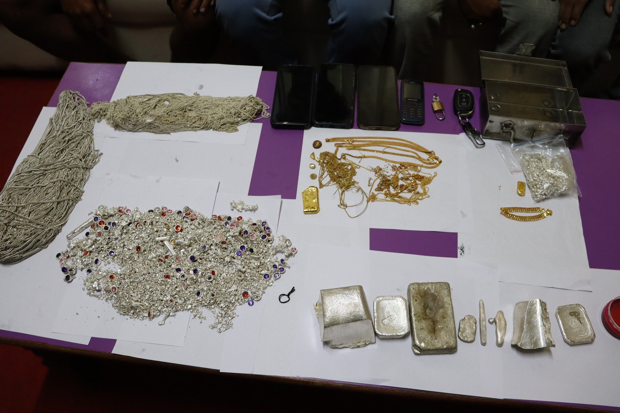 नेपालगञ्जमा बरामद सुनचाँदी सार्वजनिक,एउटा गाडीसहित चार जना नियन्त्रणमा