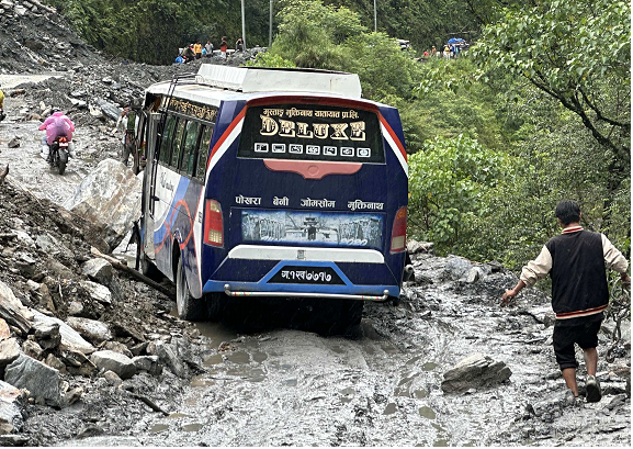 बेनी–जोमसोम–कोरला सडकः सिरुबारीको पहिरोमा दुर्घटनाको जोखिम