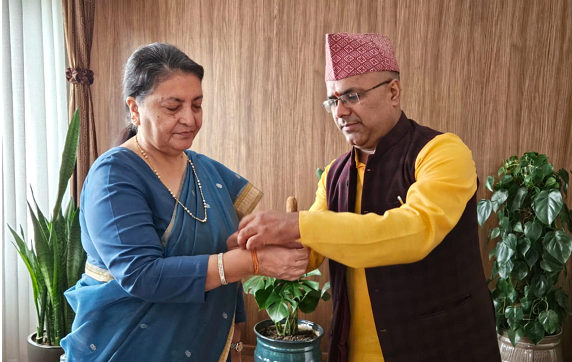पूर्वराष्ट्रपति भण्डारीद्वारा रक्षाबन्धन ग्रहण