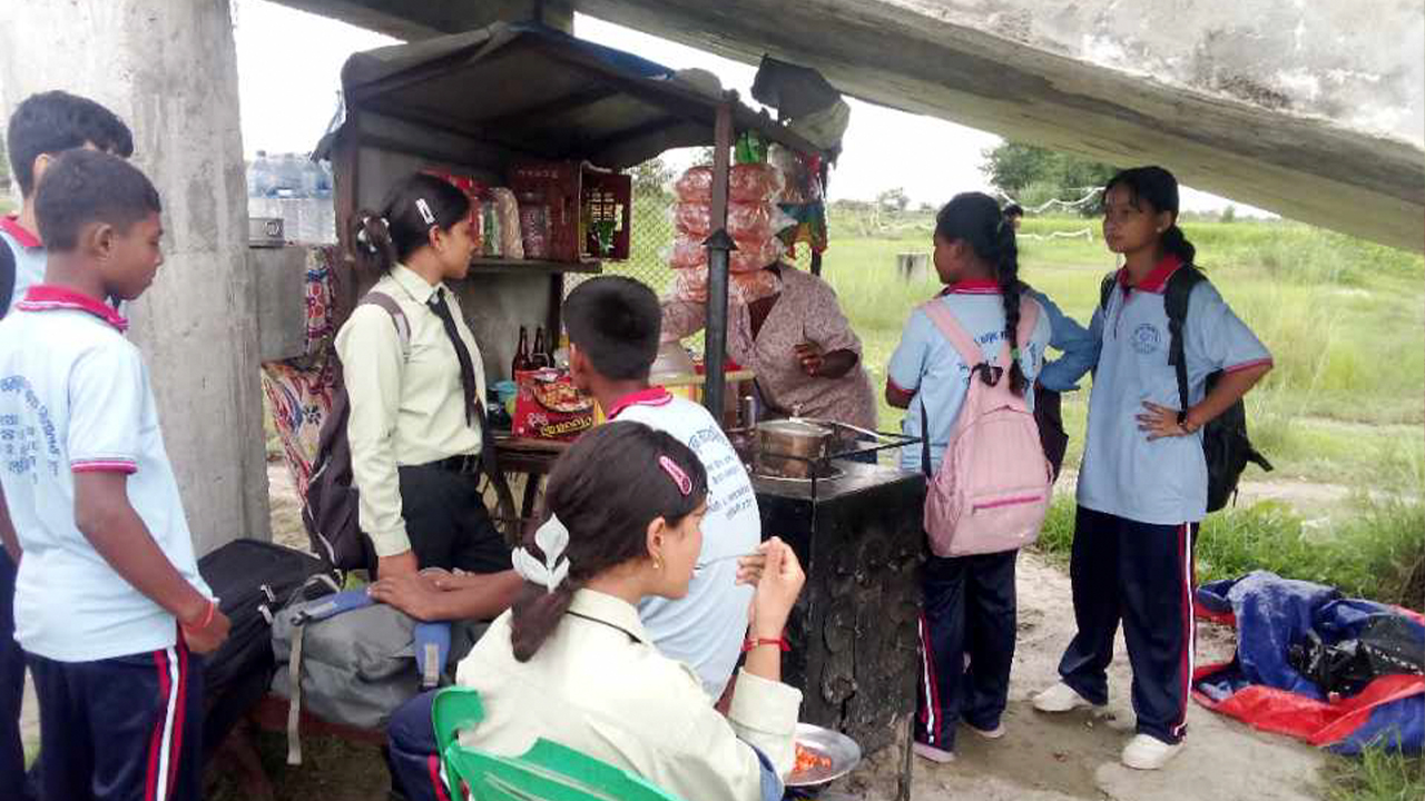 मकैको चनाचटपटे बेचेर आत्मनिर्भर बन्दै सारती, मासिक २५ हजार बढीको कारोबार
