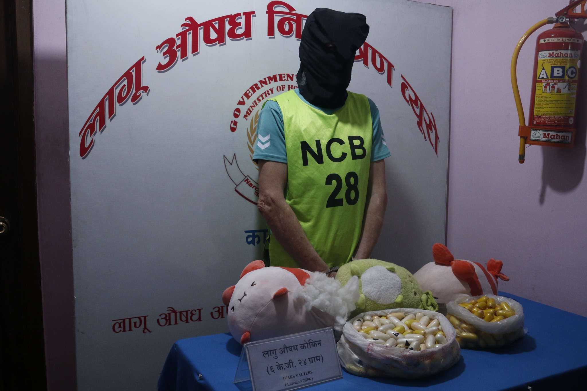 खेलौनामा लुकाएर २१ करोड मूल्यको कोकिन तस्करीमासंलग्न लाटभियन नागरिक पक्राउ