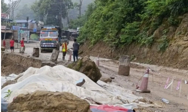 दाउन्नेमा सडक भासिए यातायात सञ्चालनमा रोक