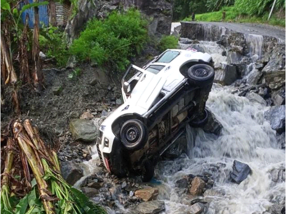 पोखराबाट बेनी जाँदै गरेको गाडी बाढीले बगायो, यात्रु र चालकले भागेर ज्यान जोगाए