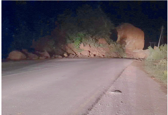 ठूलो ढुङ्गासहित खसेको पहिरोका कारण गल्छी–रसुवागढी सडक अवरुद्ध