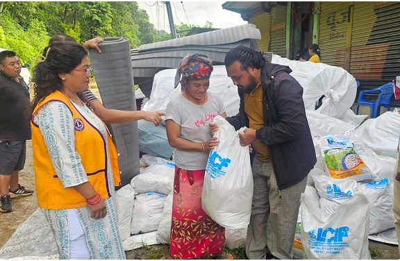 गोरखा धार्चेका पहिरोपीडित ५५ परिवारलाई खाद्यान्न वितरण