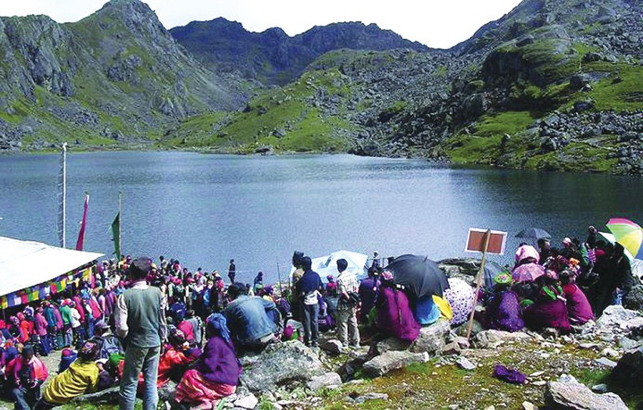 गङ्गा दशहरा पर्व विशेषः गोसाइँकुण्ड जानेको चलहपहल सुरु
