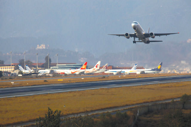वर्षाले हवाई उडान प्रभावित