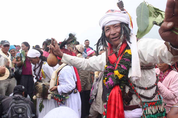 खोटाङका धार्मिकस्थलमा धामीझाँक्री मेला