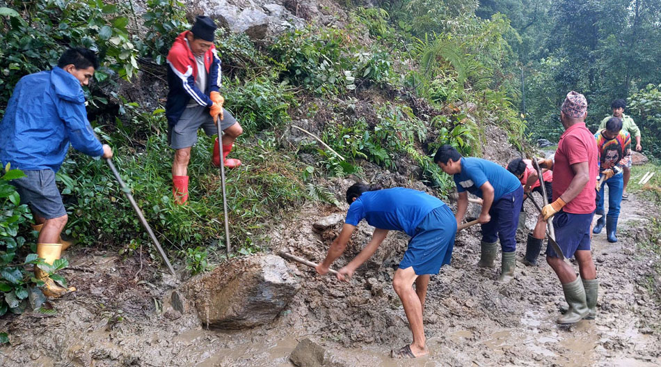बाह्रै महिना सडक सञ्चालन गर्ने वडाध्यक्ष राईको अभियानमा स्थानीयको साथ