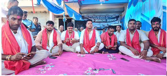 कमला नदीमाथिको पुल निर्माणको माग गर्दै स्थानीय सामूहिक आमरण अनशनमा