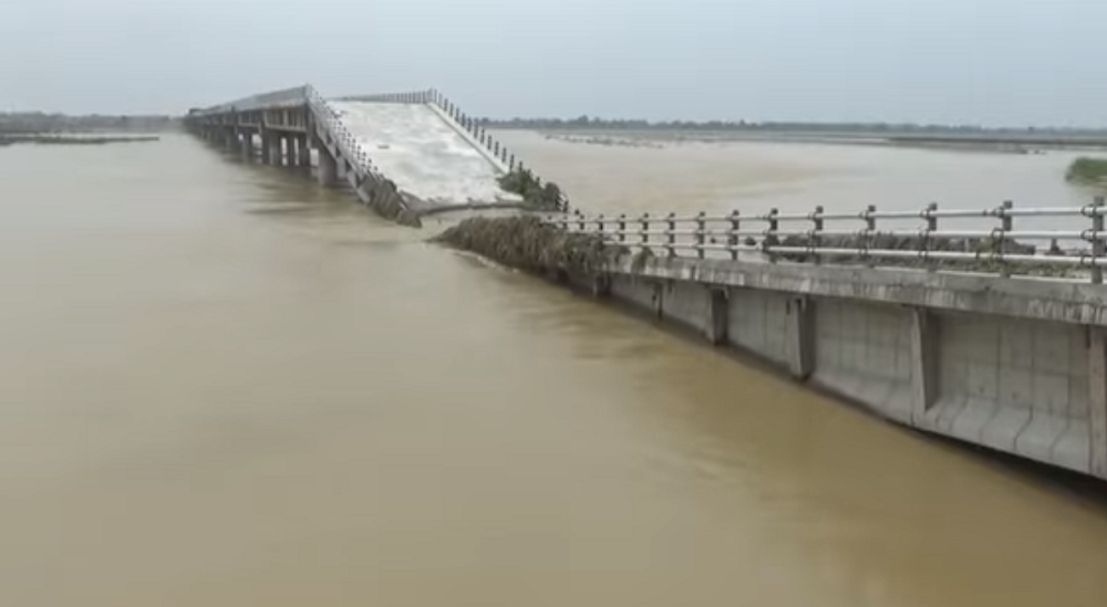 सिरहा धनुषा जोड्ने कमला नदीमाथि पुल निर्माणको माग गर्दै इन्जिनियर नै प्रदर्शनमा