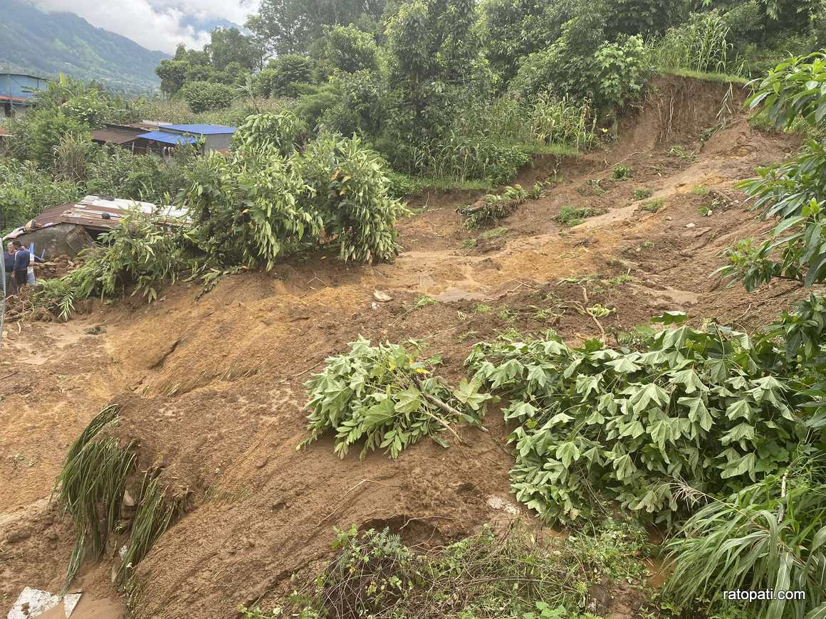 सुनसरीमा पहिरोले एक घरमा क्षति, १२ घर जोखिममा