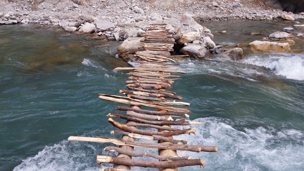 जुम्लामा नदी तर्ने क्रममा काठेपुलबाट खसेर मोटरसाइकल चालक बेपत्ता