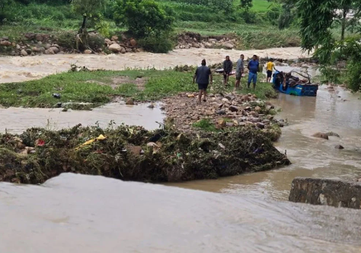 तुलसीपुरको कालाखोलामा आएको बाढीले रिक्सा बगायो, चालक बेपत्ता