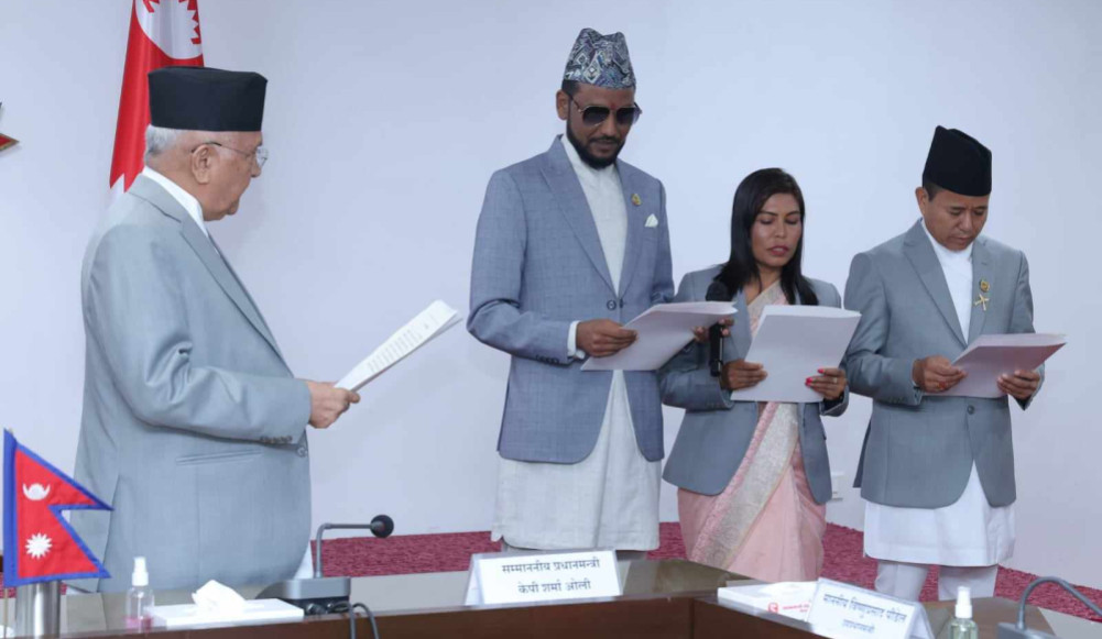 नवनियुक्त  तीन राज्यमन्त्रीले लिए शपथ