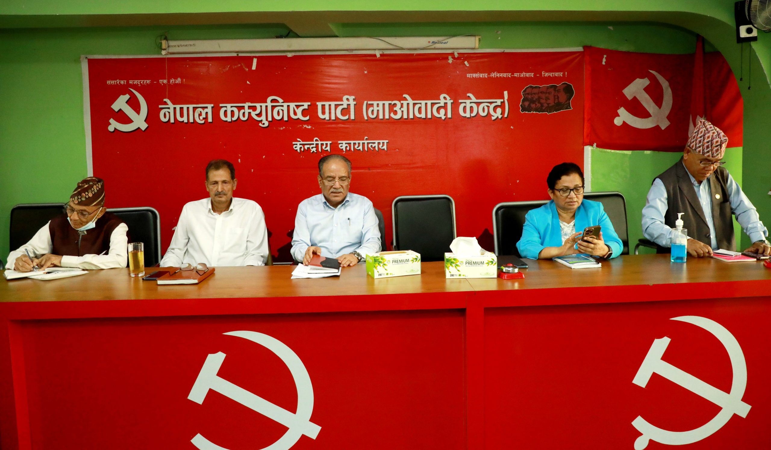 माओवादी स्थायी समिति बैठकः राष्ट्रिय तथा अन्तर्राष्ट्रिय घेराबन्दी तोड्न प्रचण्डको विकल्प तत्काल नखोजौं