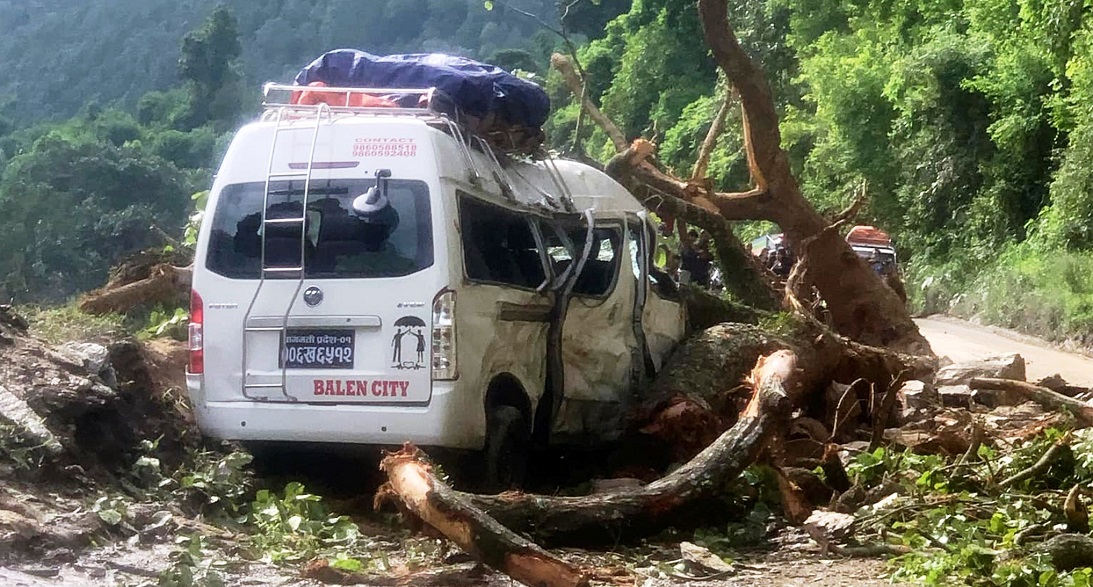 धादिङमा गुडिरहेको माइक्रोबसमाथि रुख ढलेर लाग्दा…