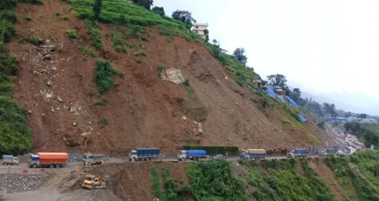 पहिरोले अवरुद्ध नागढुङ्गा सडक एकतर्फी खुल्यो