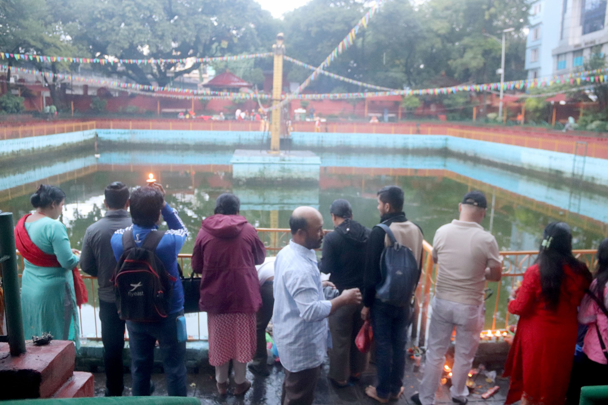 नागपोखरीमा नागको पूजा गर्दै भक्तजन(फोटोफिचर)