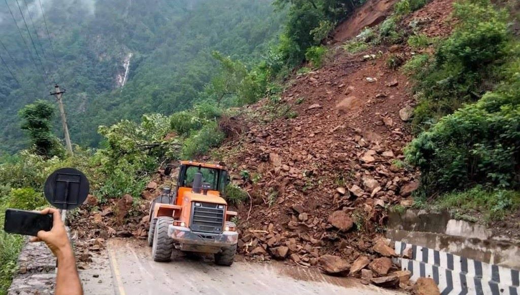 मुग्लिन–मलेखु सडक अवरुद्ध