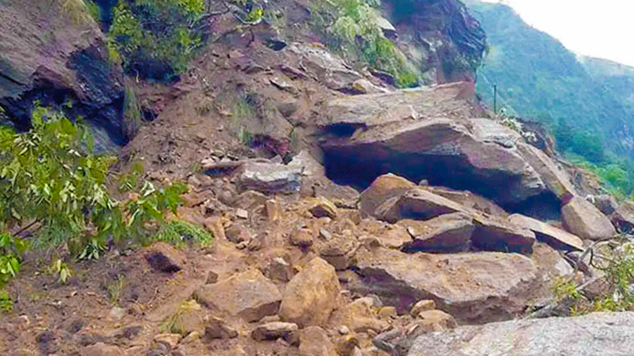 सुक्खा पहिरोले कोशी राजमार्ग अवरुद्ध