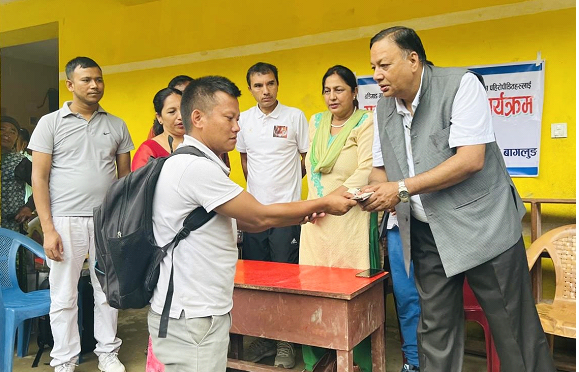 बागलुङको बडिगाडका पहिरो प्रभावित परिवारलाई माओवादी केन्द्रको आर्थिक सहयोग